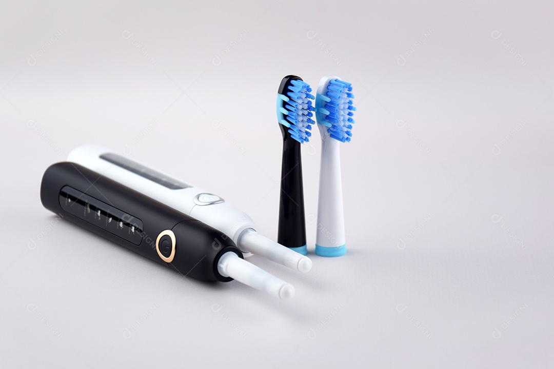 Escova de dentes ultrassônica elétrica moderna com bateria recarregável e superfície cinza