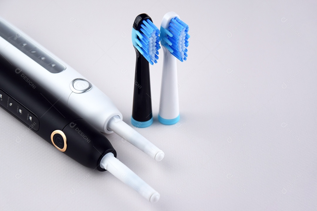 Escova de dentes ultrassônica elétrica moderna com bateria recarregável e superfície cinza