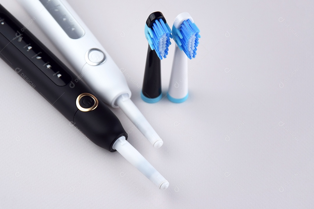 Escova de dentes ultrassônica elétrica moderna com bateria recarregável e superfície cinza