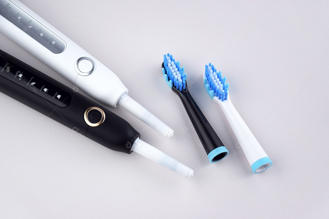 Escova de dentes ultrassônica elétrica moderna com bateria recarregável e superfície cinza