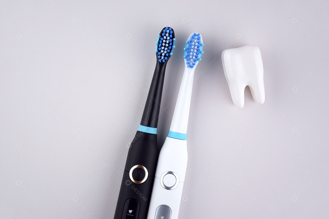 Escova de dentes ultrassônica elétrica moderna com bateria recarregável e superfície cinza