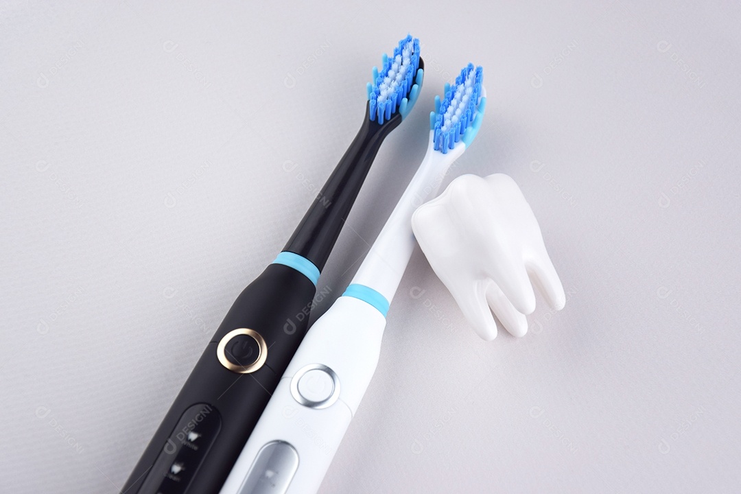 Escova de dentes ultrassônica elétrica moderna com bateria recarregável e superfície cinza