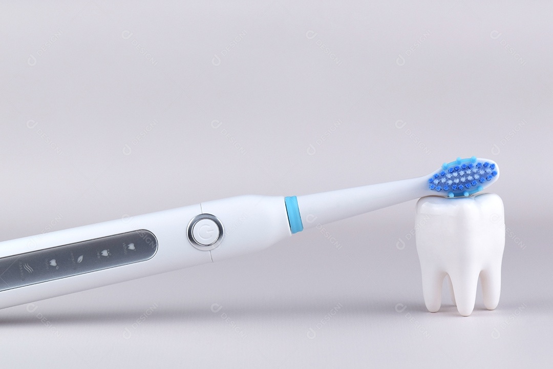 Escova de dentes ultrassônica elétrica moderna com bateria recarregável e superfície cinza