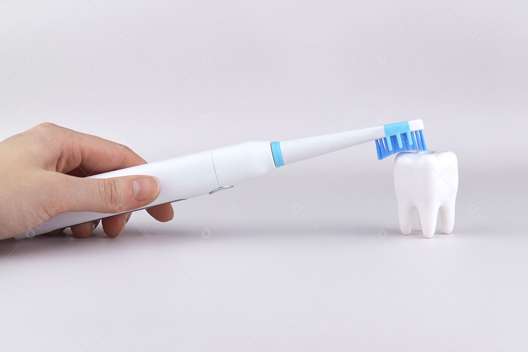 Escova de dentes ultrassônica elétrica moderna com bateria recarregável e superfície cinza