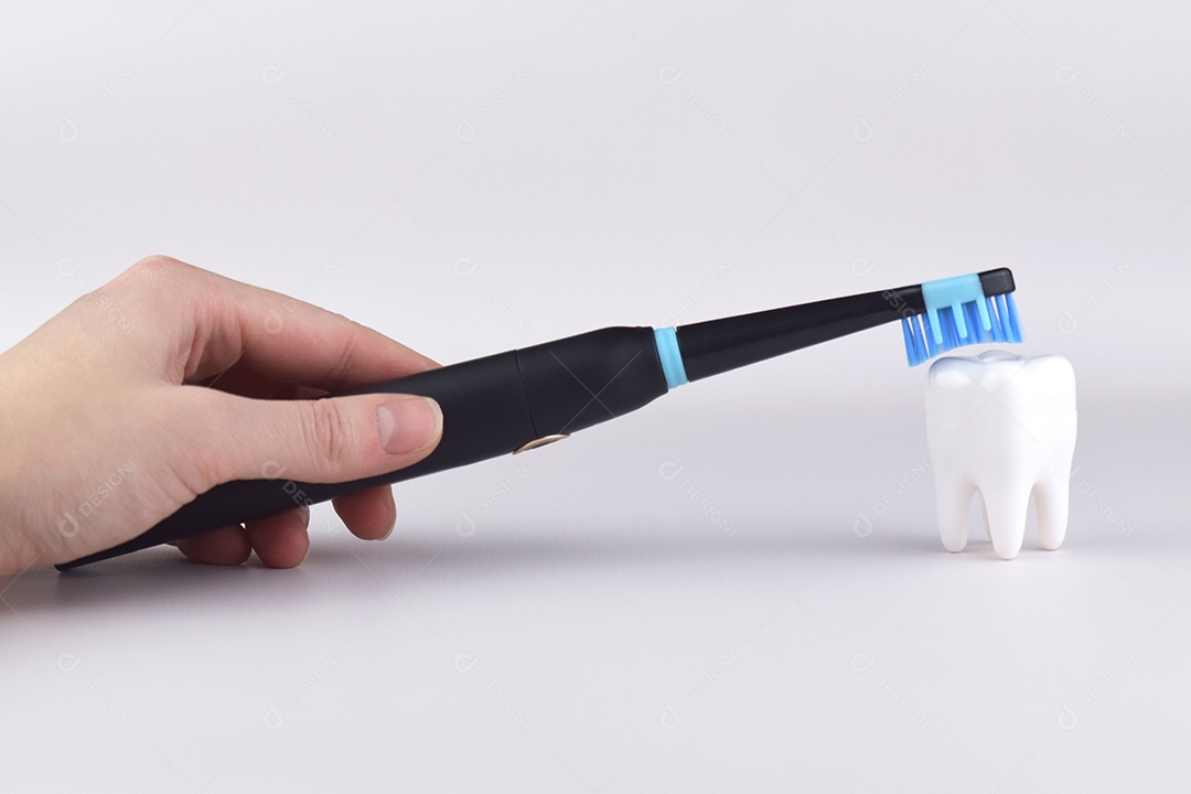 Escova de dentes ultrassônica elétrica moderna com bateria recarregável e superfície cinza