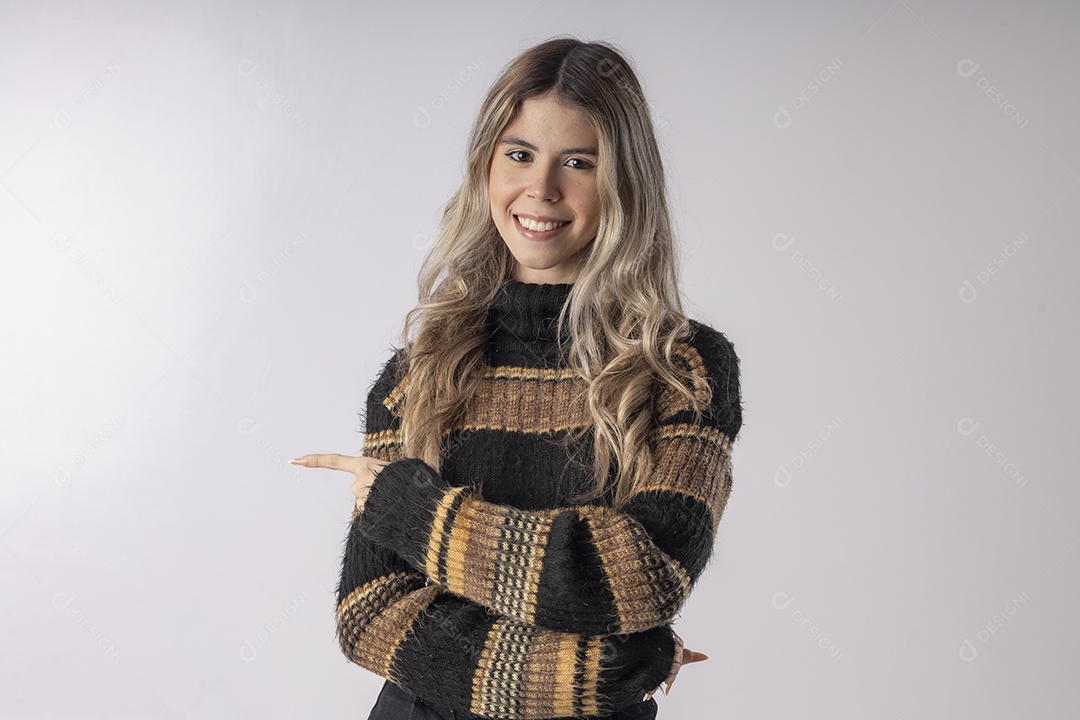 Jovem mulher vestindo blusa e saia em foto de estúdio com fundo infinito