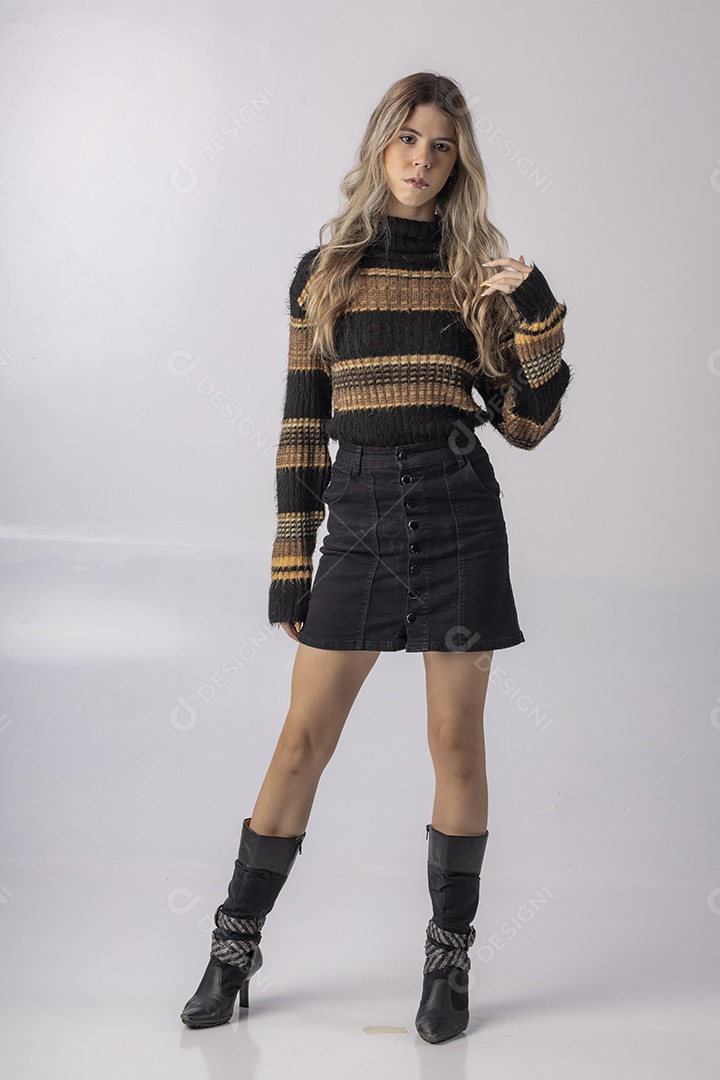 Jovem mulher vestindo blusa e saia em foto de estúdio com fundo infinito