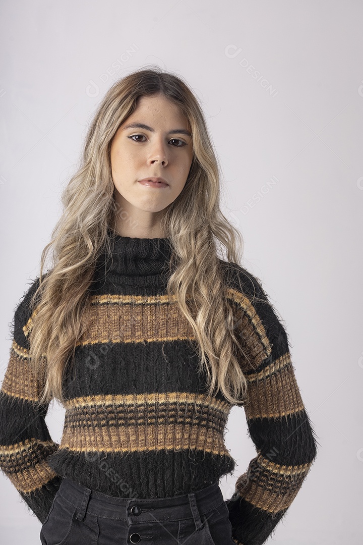 Jovem mulher vestindo blusa e saia em foto de estúdio com fundo infinito