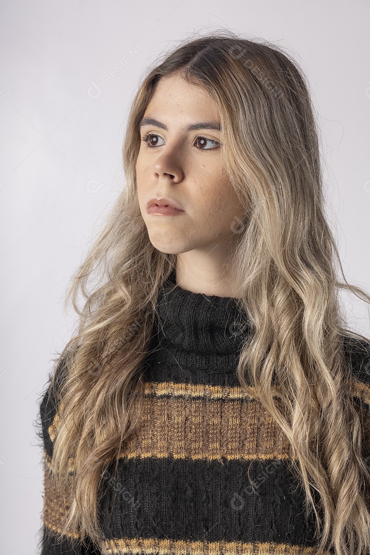 Jovem mulher vestindo blusa e saia em foto de estúdio com fundo infinito