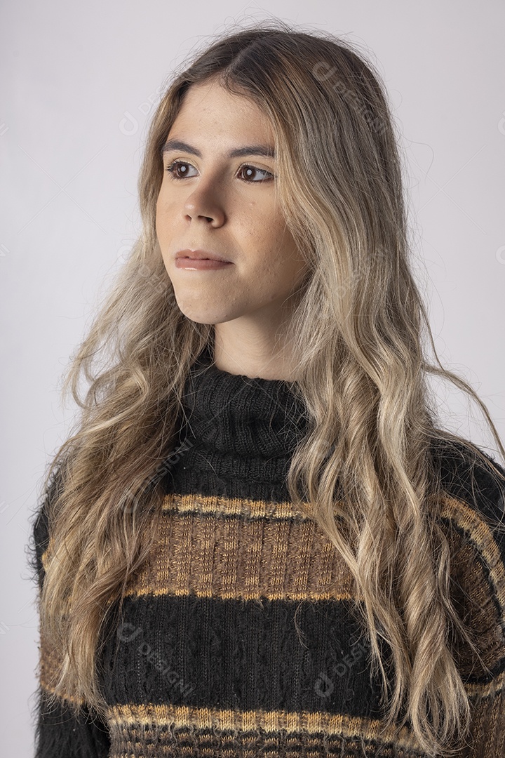 Linda jovem vestida com roupa de manga moderna sobre fundo branco