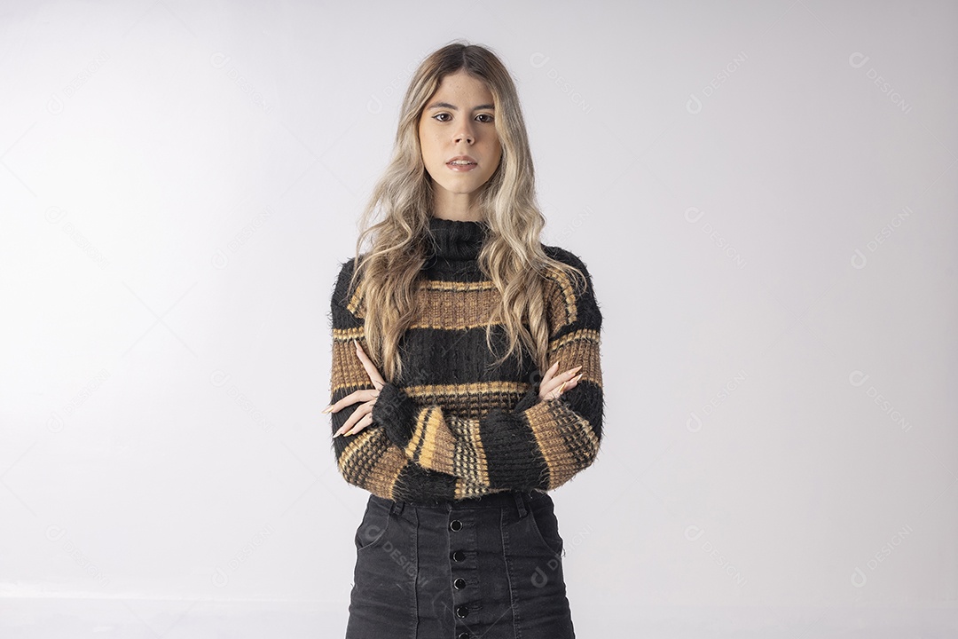 Linda jovem vestida com roupa de manga moderna sobre fundo branco