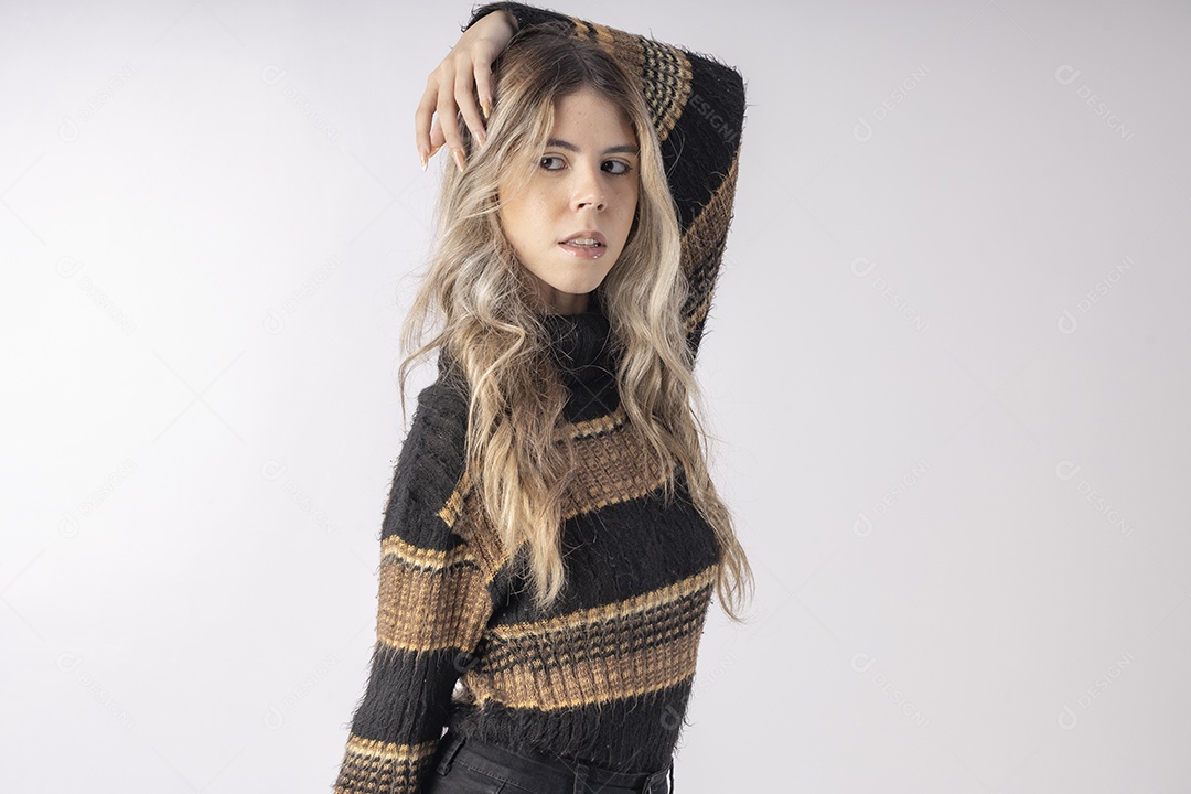 Linda jovem vestida com roupa de manga moderna sobre fundo branco