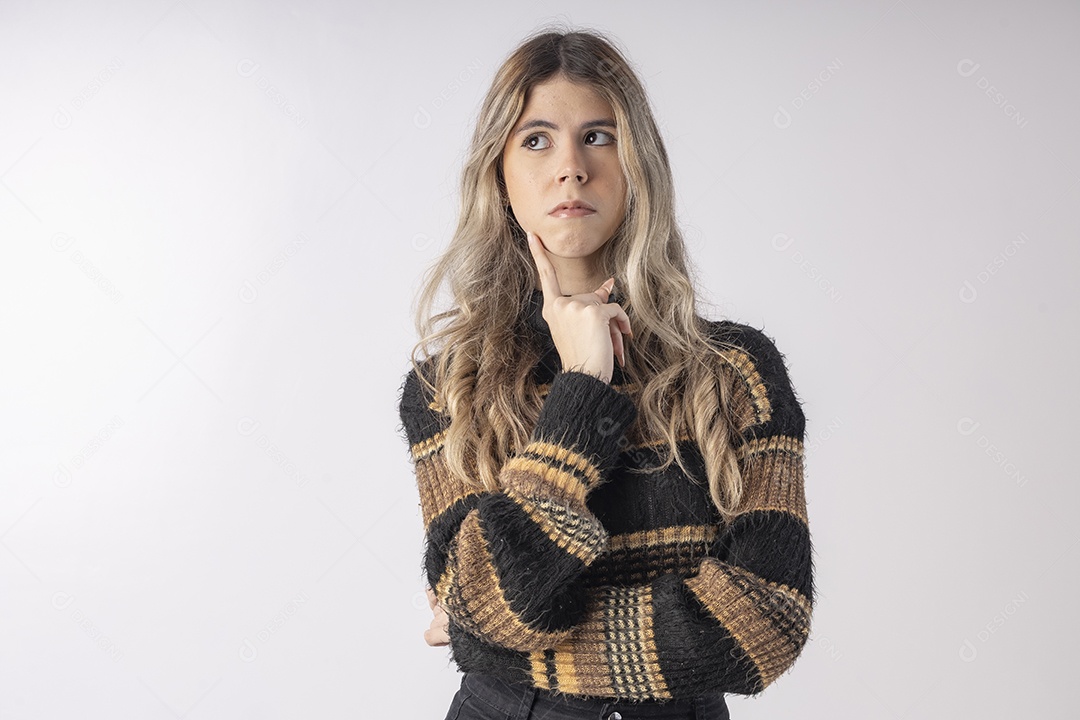 Linda jovem vestida com roupa de manga moderna sobre fundo branco