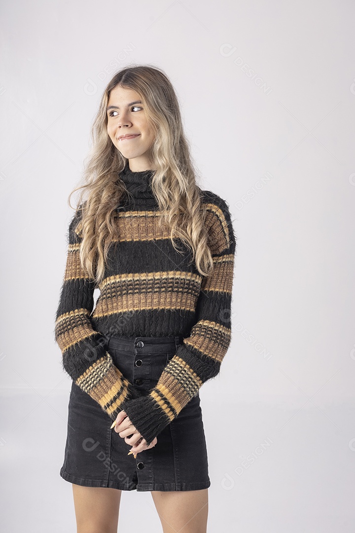 Linda jovem vestida com roupa de manga moderna sobre fundo branco