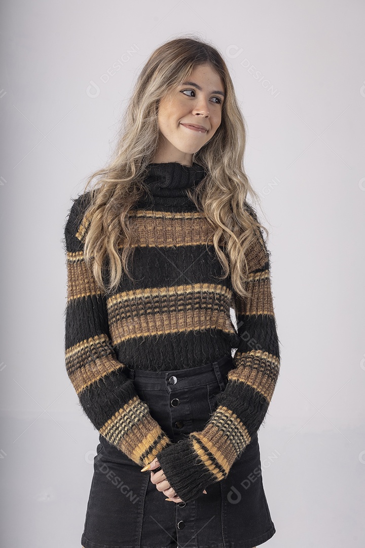 Linda jovem vestida com roupa de manga moderna sobre fundo branco