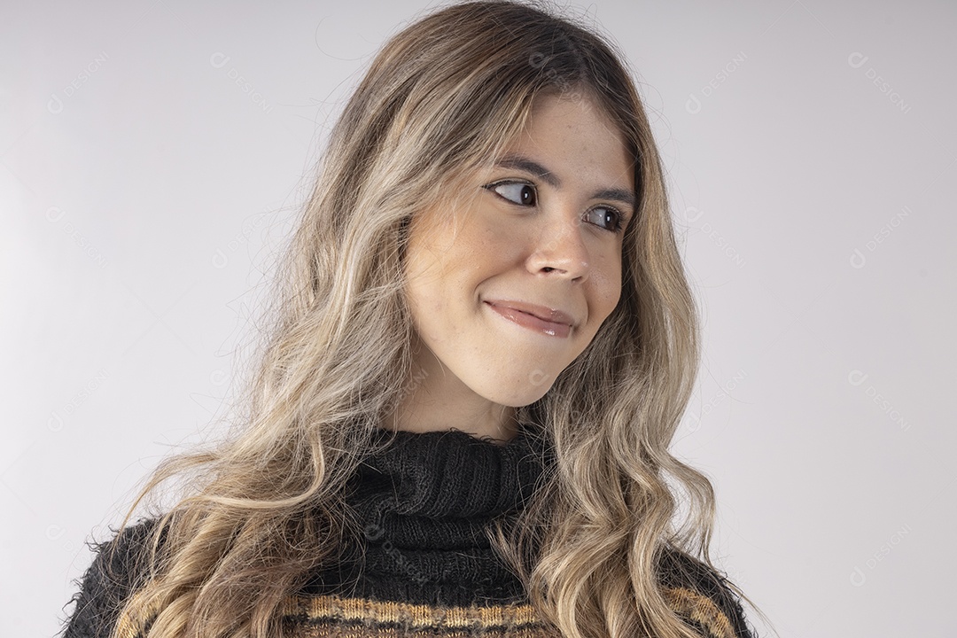 Linda jovem vestida com roupa de manga moderna sobre fundo branco