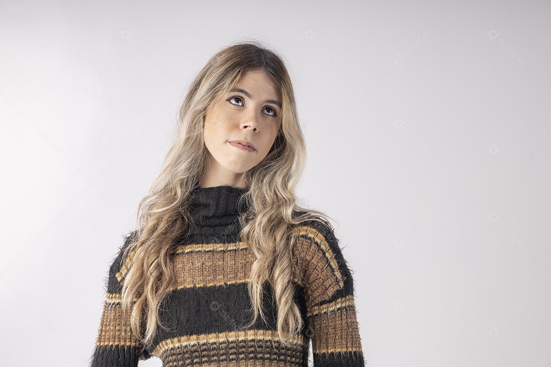 Linda jovem vestida com roupa de manga moderna sobre fundo branco