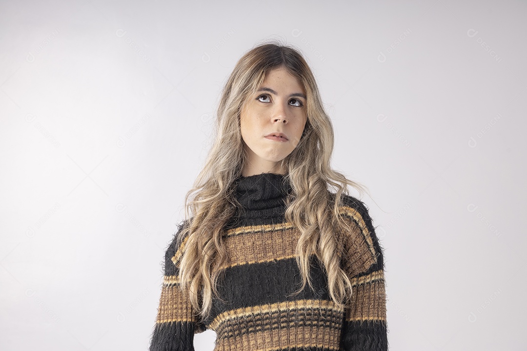 Linda jovem vestida com roupa de manga moderna sobre fundo branco