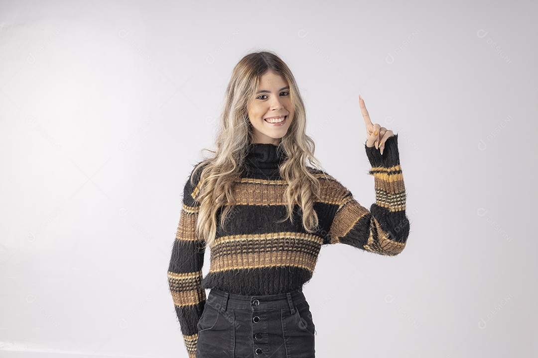 Linda jovem vestida com roupa de manga moderna sobre fundo branco