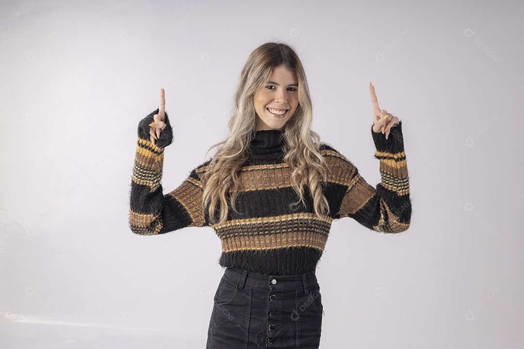 Linda jovem vestida com roupa de manga moderna sobre fundo branco