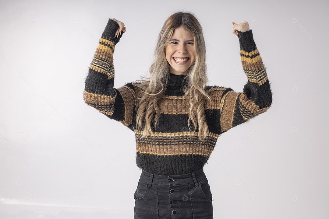 Linda jovem vestida com roupa de manga moderna sobre fundo branco