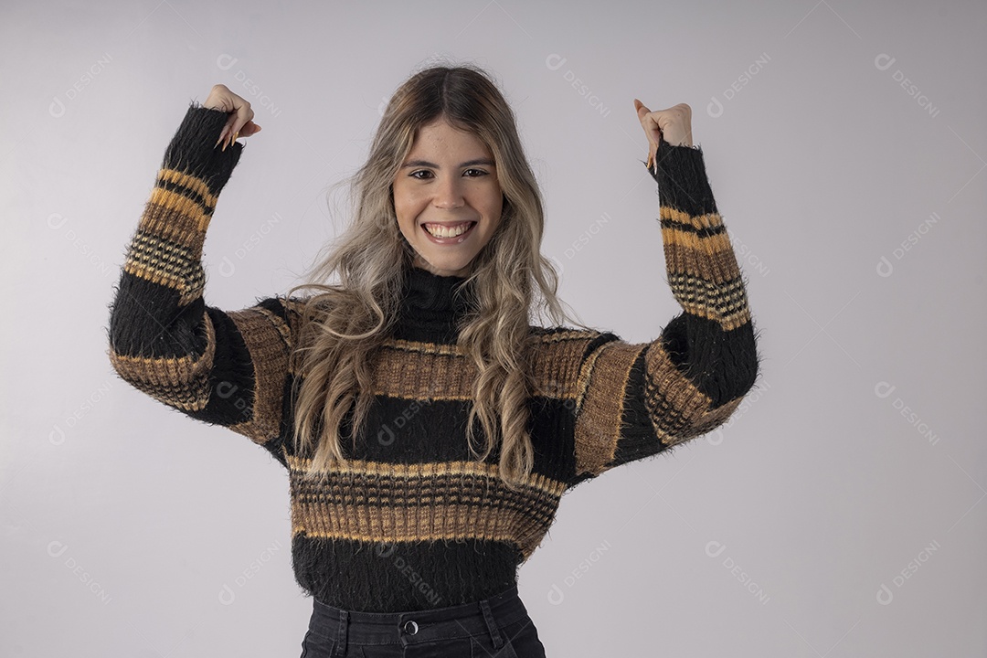 Linda jovem vestida com roupa de manga moderna sobre fundo branco