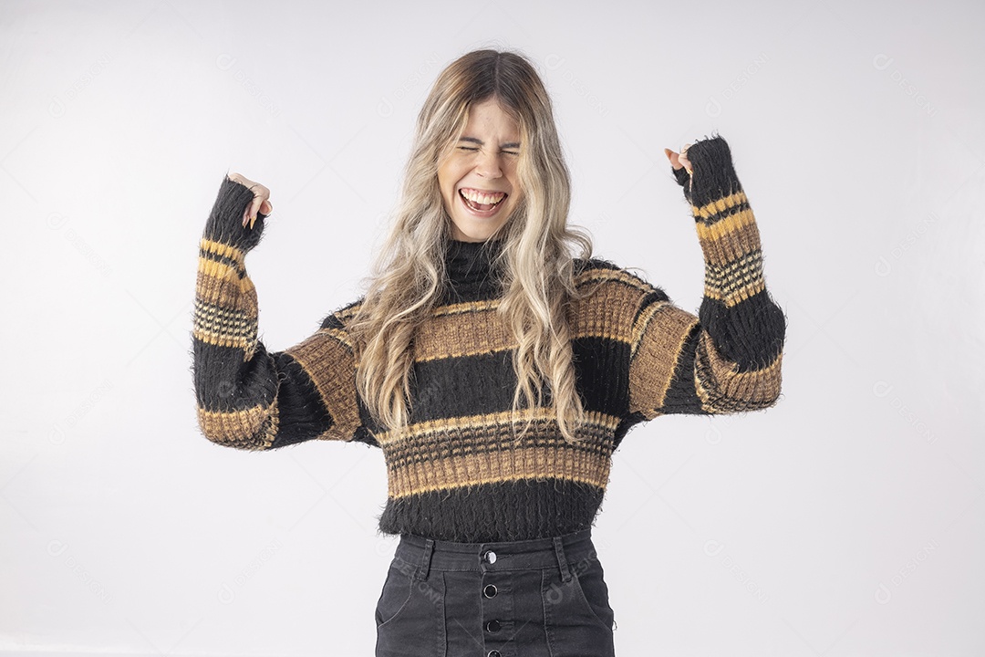 Linda jovem vestida com roupa de manga moderna sobre fundo branco