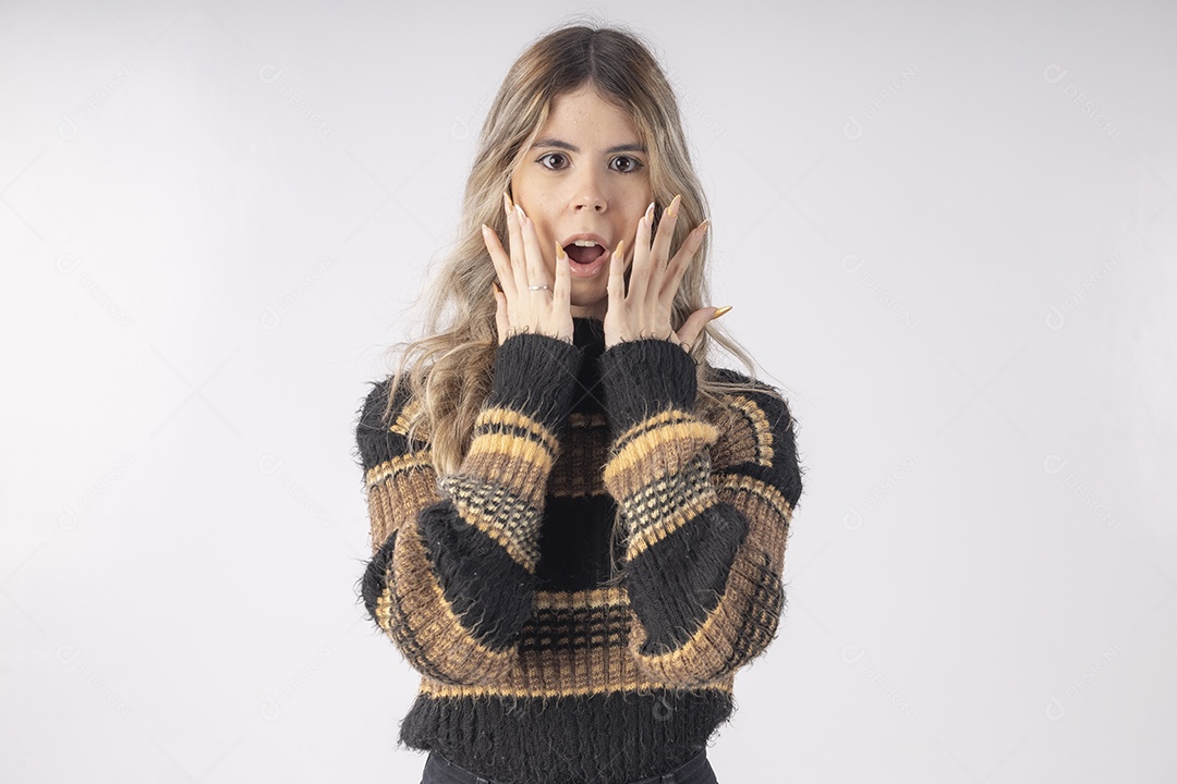 Linda jovem vestida com roupa de manga moderna sobre fundo branco