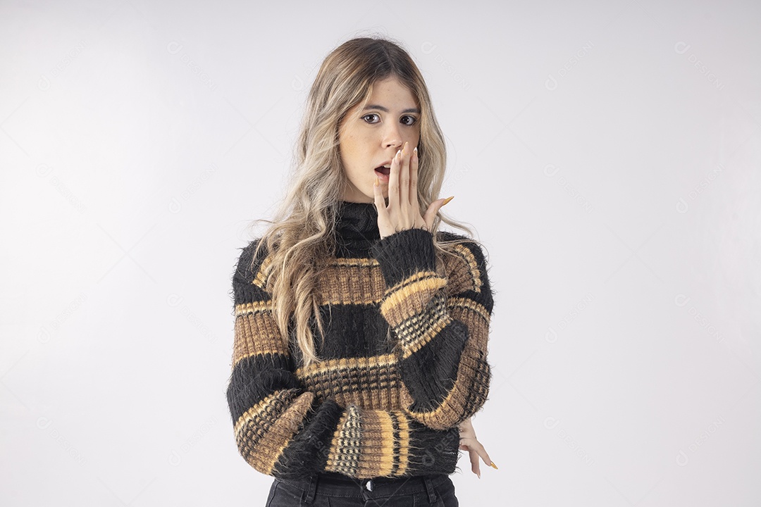 Linda jovem vestida com roupa de manga moderna sobre fundo branco