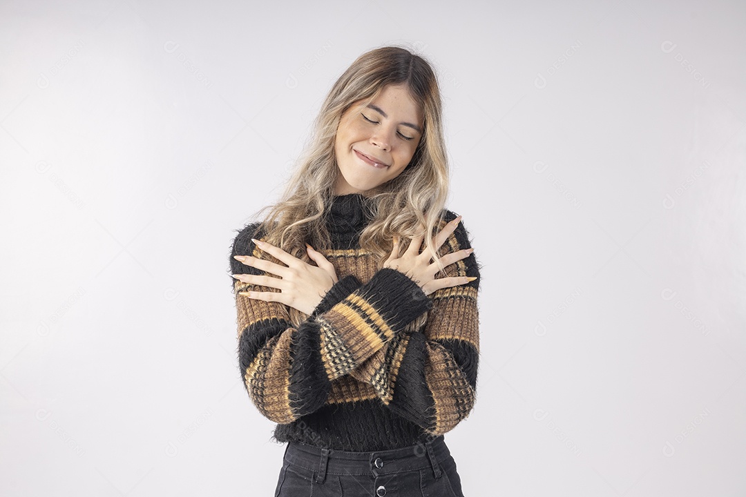 Linda jovem vestida com roupa de manga moderna sobre fundo branco