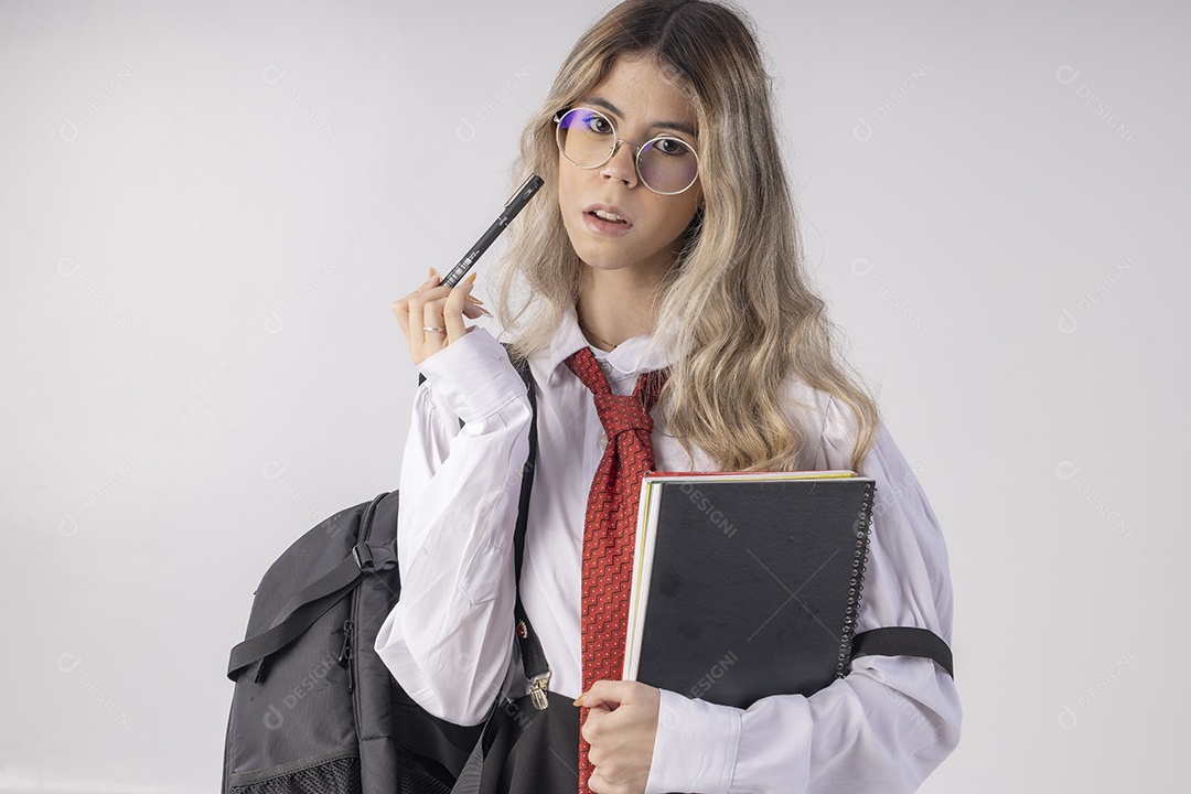 Jovem garota com traje clássico de estudante saia gravata e camisa de manga comprida