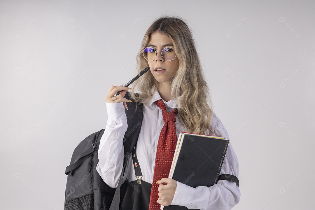 Jovem garota com traje clássico de estudante saia gravata e camisa de manga comprida