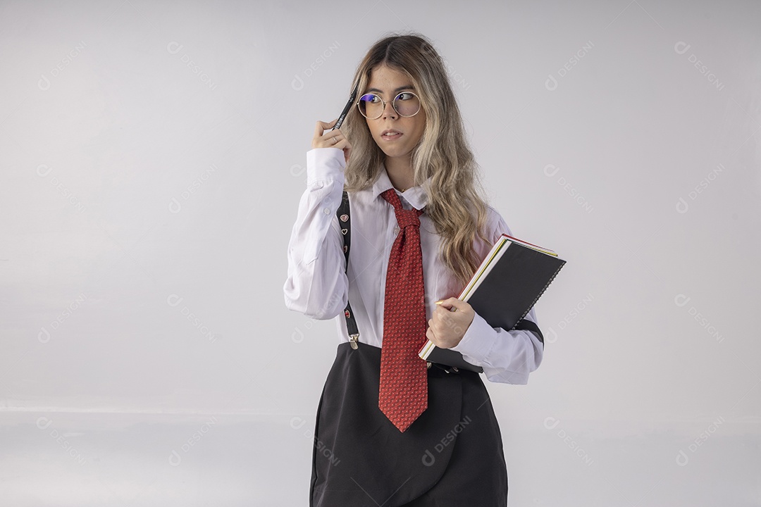 Jovem garota com traje clássico de estudante saia gravata e camisa de manga comprida