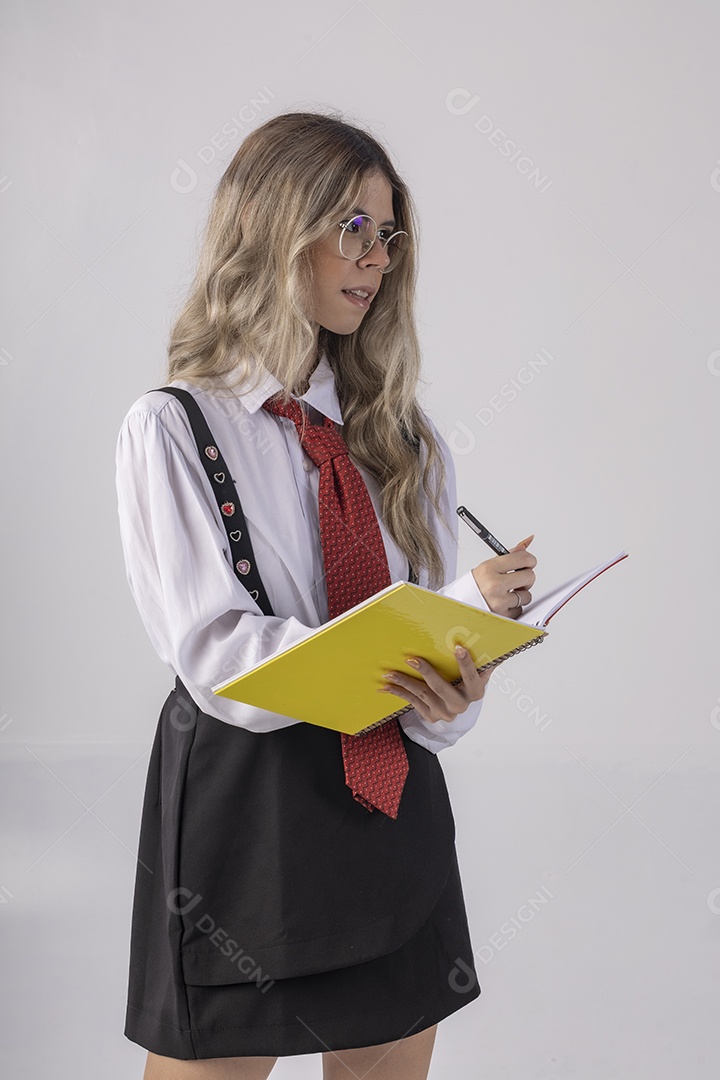 Jovem garota com traje clássico de estudante saia gravata e camisa de manga comprida