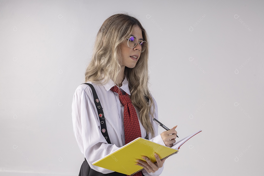 Jovem garota com traje clássico de estudante saia gravata e camisa de manga comprida