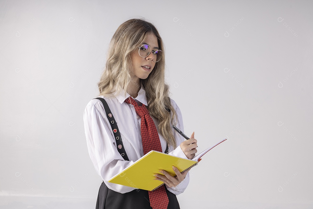 Jovem garota com traje clássico de estudante saia gravata e camisa de manga comprida