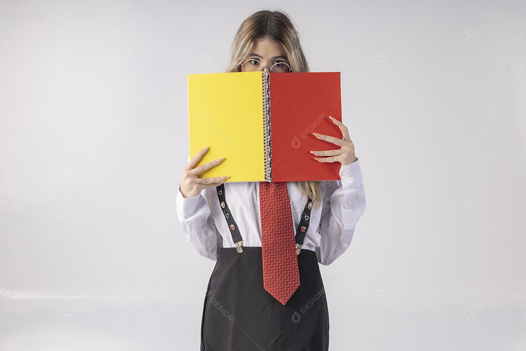 Jovem garota com traje clássico de estudante saia gravata e camisa de manga comprida