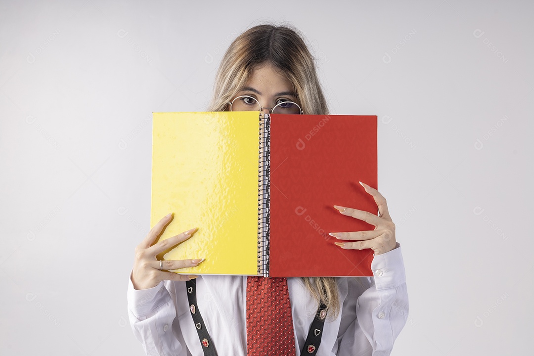 Jovem garota com traje clássico de estudante saia gravata e camisa de manga comprida