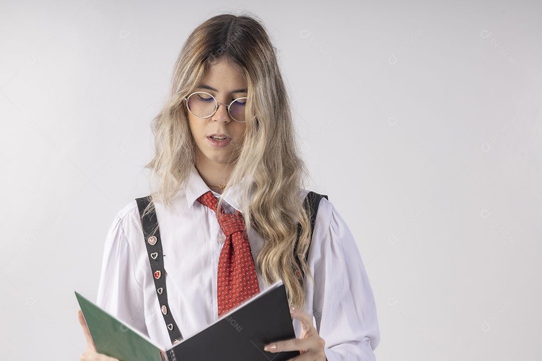 Jovem garota com traje clássico de estudante saia gravata e camisa de manga comprida