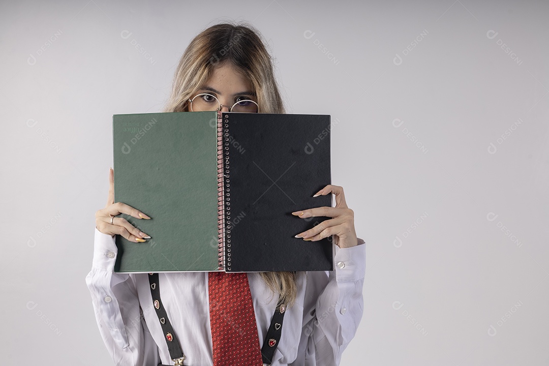 Jovem garota com traje clássico de estudante saia gravata e camisa de manga comprida