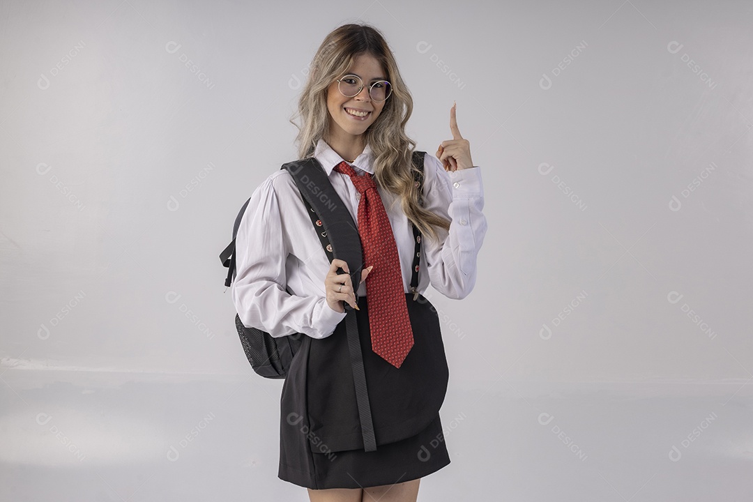 Jovem garota com traje clássico de estudante saia gravata e camisa de manga comprida