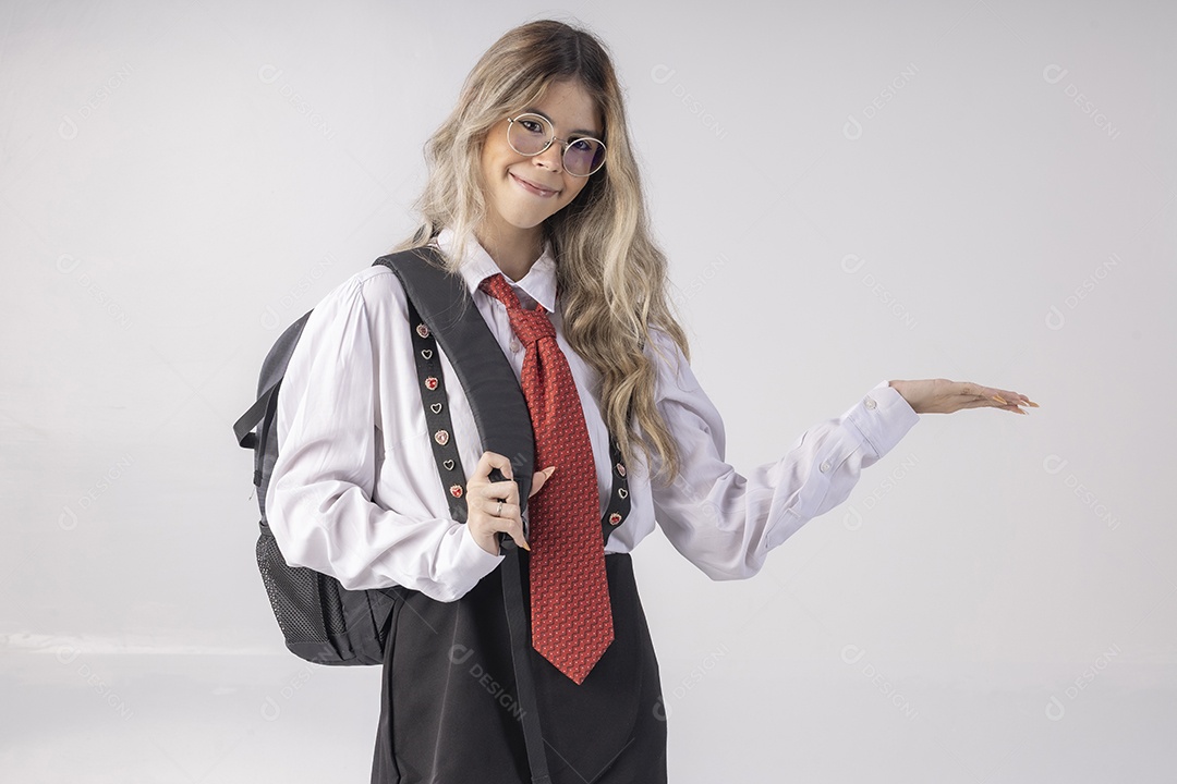Jovem garota com traje clássico de estudante saia gravata e camisa de manga comprida