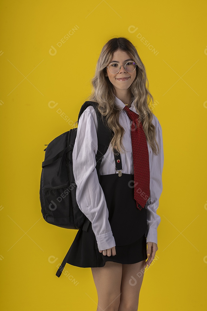 Jovem garota com traje clássico de estudante saia gravata e camisa de manga comprida