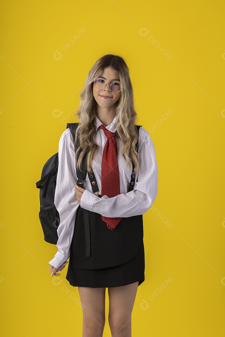 Jovem garota com traje clássico de estudante saia gravata e camisa de manga comprida