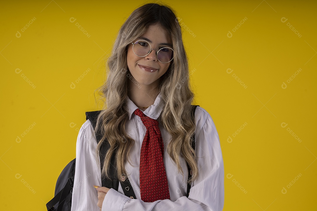 Jovem garota com traje clássico de estudante saia gravata e camisa de manga comprida