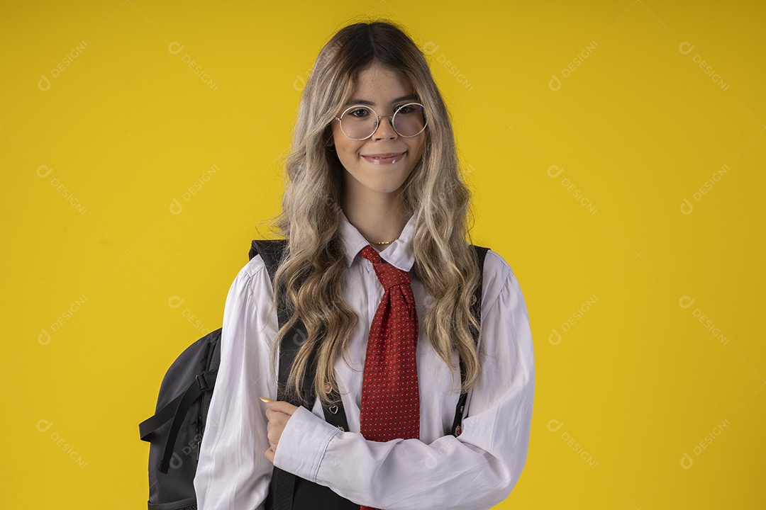 Jovem garota com traje clássico de estudante saia gravata e camisa de manga comprida