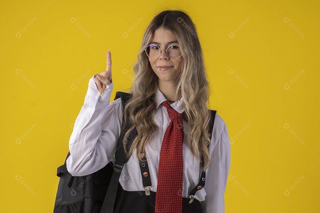 Jovem garota com traje clássico de estudante saia gravata e camisa de manga comprida