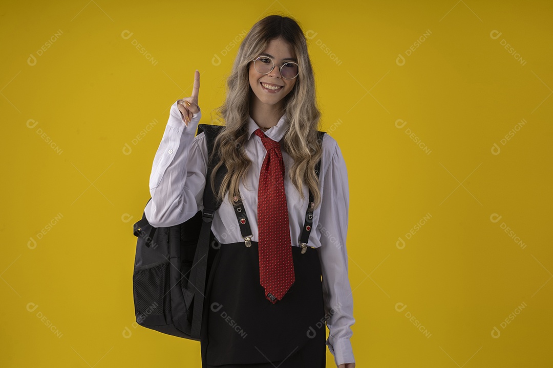 Jovem garota com traje clássico de estudante saia gravata e camisa de manga comprida