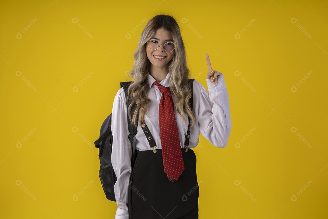 Jovem garota com traje clássico de estudante saia gravata e camisa de manga comprida