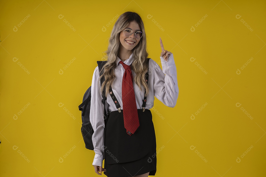 Jovem garota com traje clássico de estudante saia gravata e camisa de manga comprida